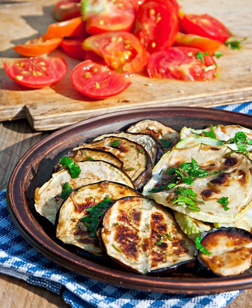Кабачки с помидорами и чесноком в духовке с сырной корочкой