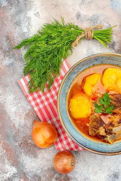 Добавление специй и варка мяса до мягкости