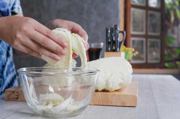 Капустный салат с яблоками и орехами: свежая и полезная закуска
