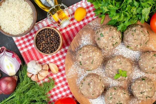 Диетические тефтели с зеленью и овощами на пару