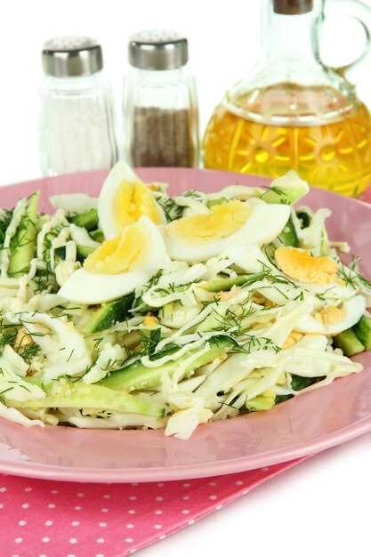 Классический слоеный салат с капустой и огурцами