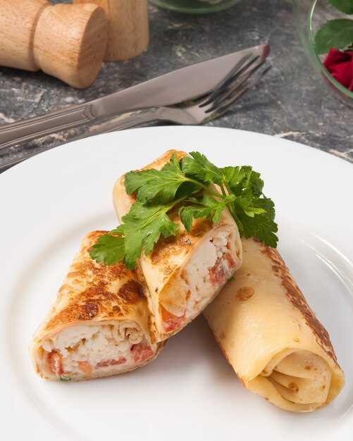 Салат с колбасой, блинчиками и свежими огурцами