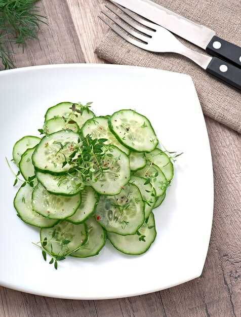Легкий салат с огурцами, помидорами и луком: сочетание ярких вкусов
