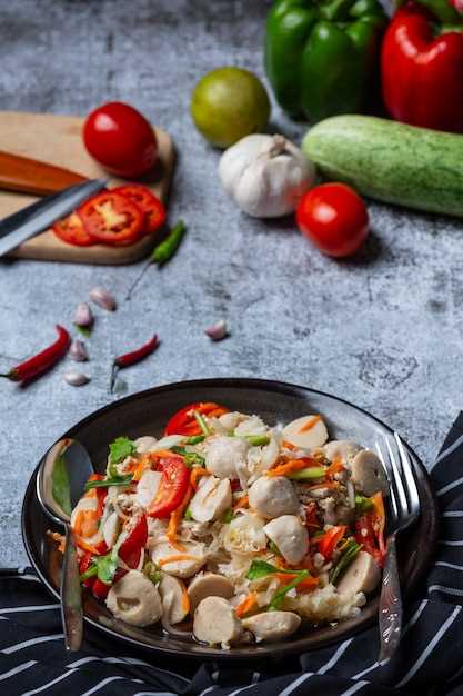 Зеленый салат с маринованными грибами и зеленью