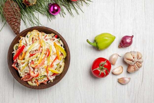 Тёплый салат с луком, помидорами и грибами