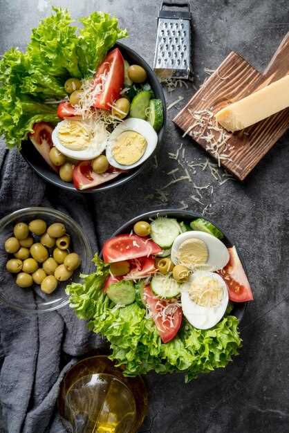 Легкий салат с яйцом, огурцом и творожным сыром