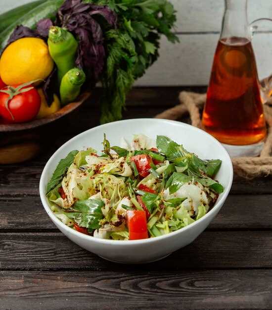 Классический овощной салат с огурцами и помидорами