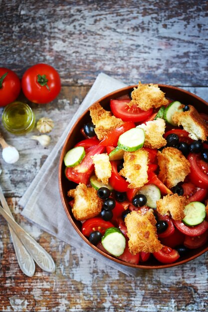 Салат с киноа, авокадо и кириешками – простота и вкус