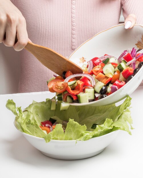 Экзотический салат с мангой, курицей и мякотью кокоса