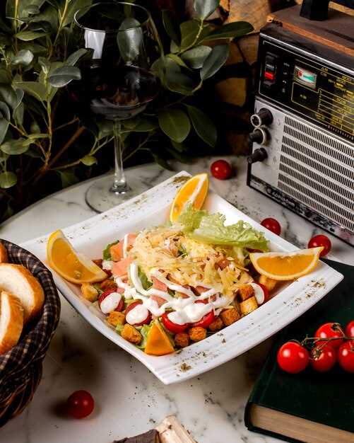 Экзотический салат с копченой курицей, ананасами и кинзой