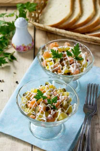 Классический салат с копченой курицей, картофелем и майонезом